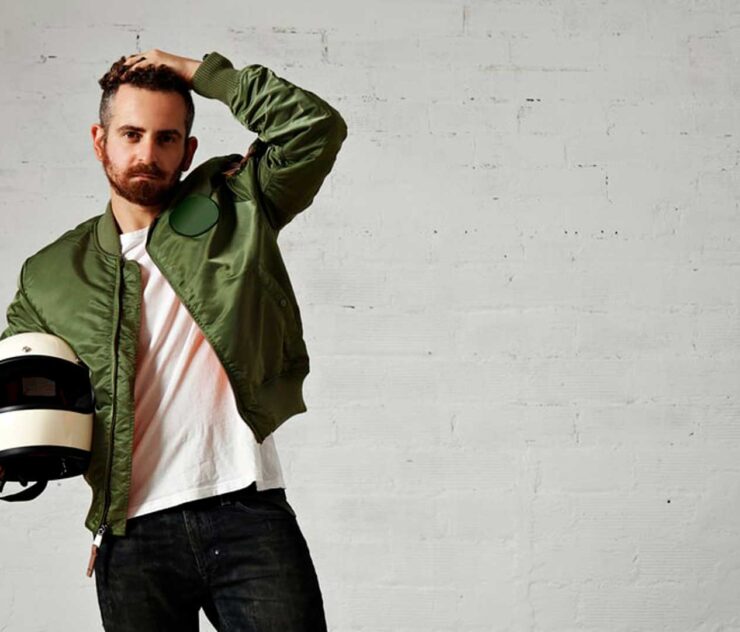 Hombre mostrando su corte de cabello y barba - Homme Luxury Barbers