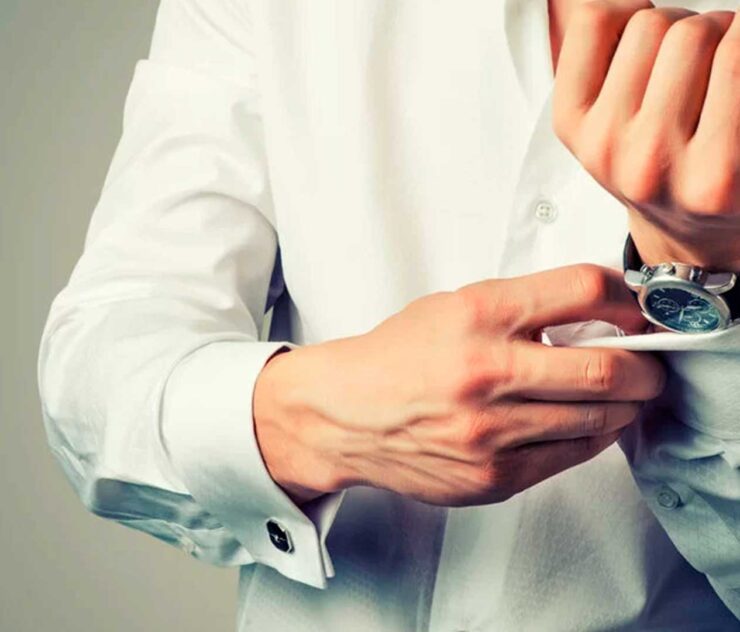 Hombre abrochandose el puño de la camisa - Homme Luxury Barbers