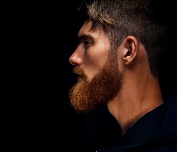 Perfil del rostro de un hombre con barba y corte clásico - Homme Luxury Barbers