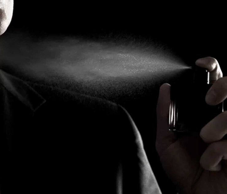 Hombre colocándose perfume - Homme Luxury Barbers