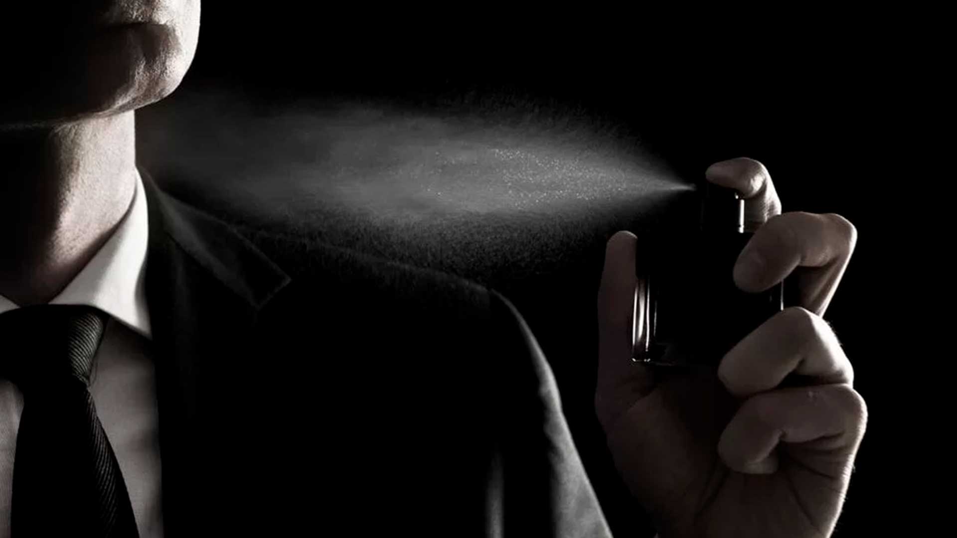Hombre colocándose perfume - Homme Luxury Barbers