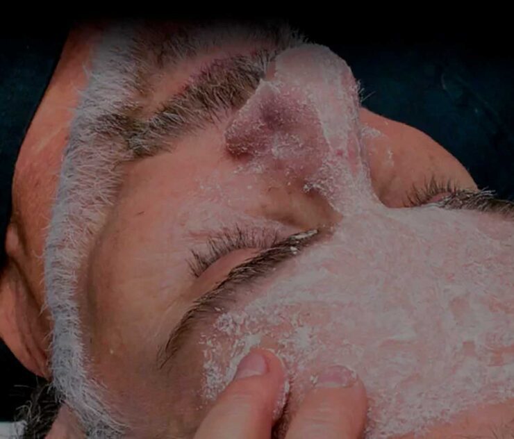 Hombre recibiendo un tratamiento facial - Homme Luxury Barbers