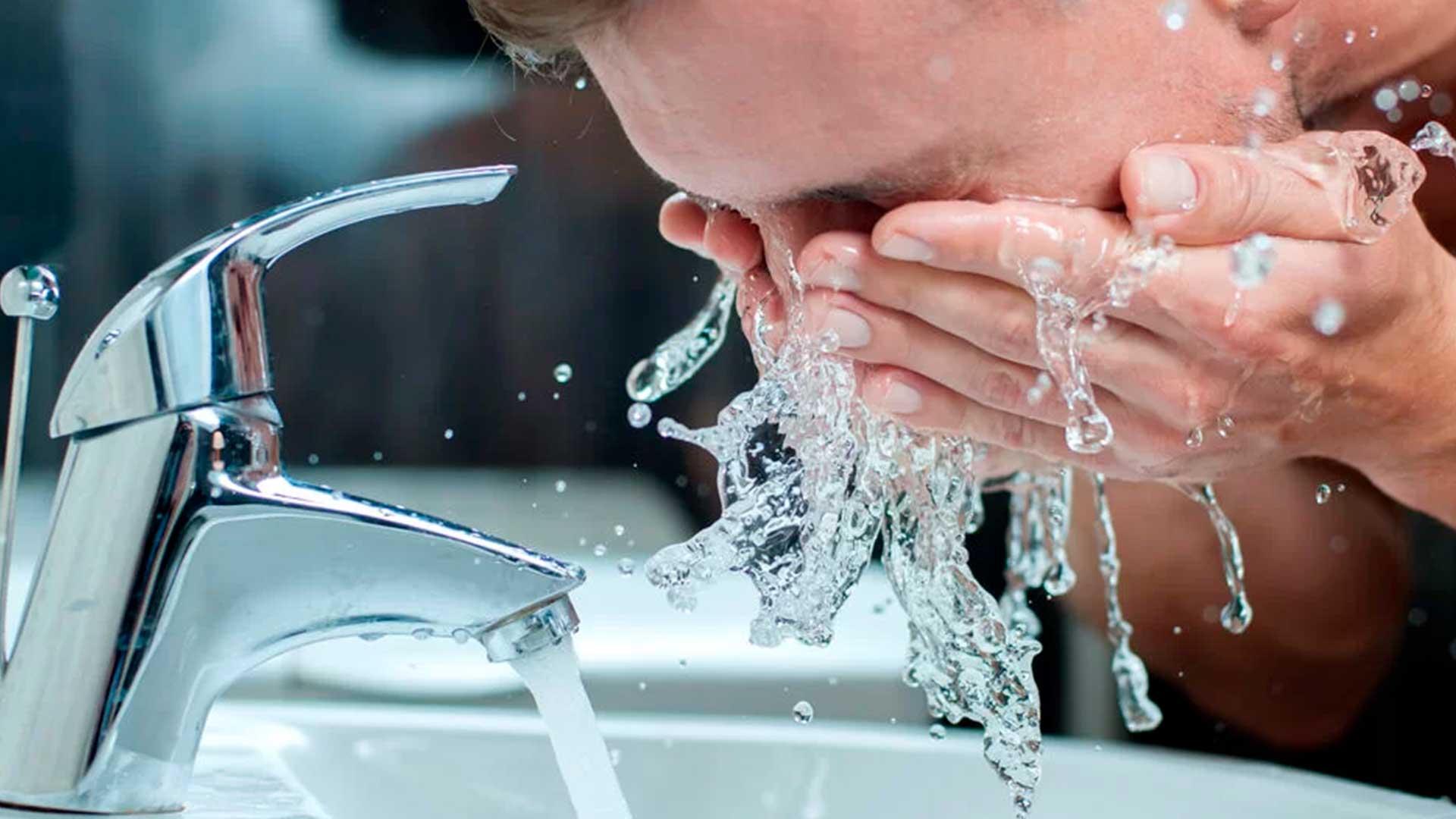 Hombre enjugándose el rostro con agua - Homme Luxury Barbers
