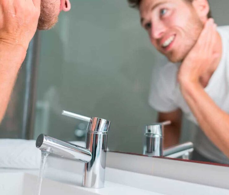 Hombre enjugándose el rostro con agua - Homme Luxury Barbers