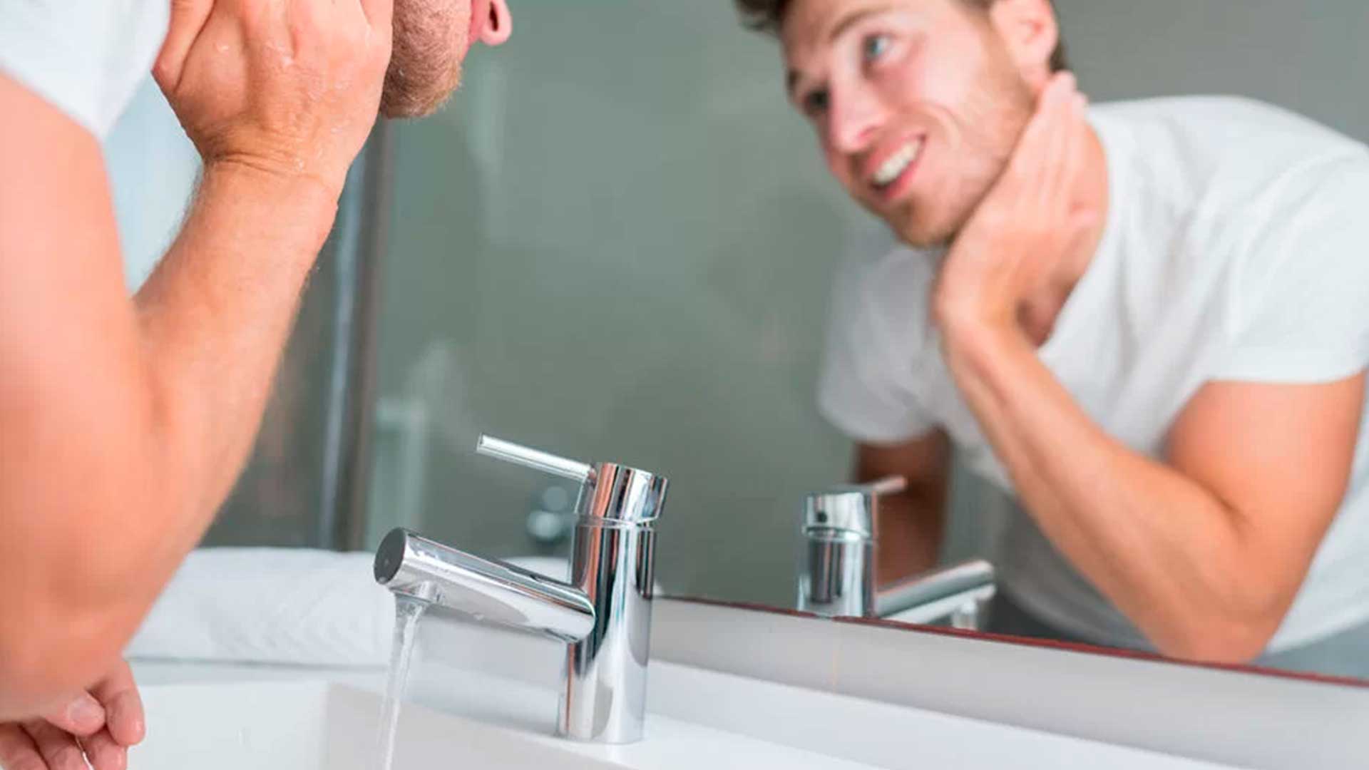 Hombre enjugándose el rostro con agua - Homme Luxury Barbers