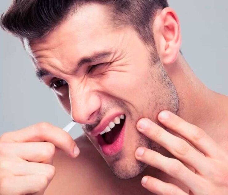 Hombre cortándose los pelos de la nariz - Homme Luxury Barbers