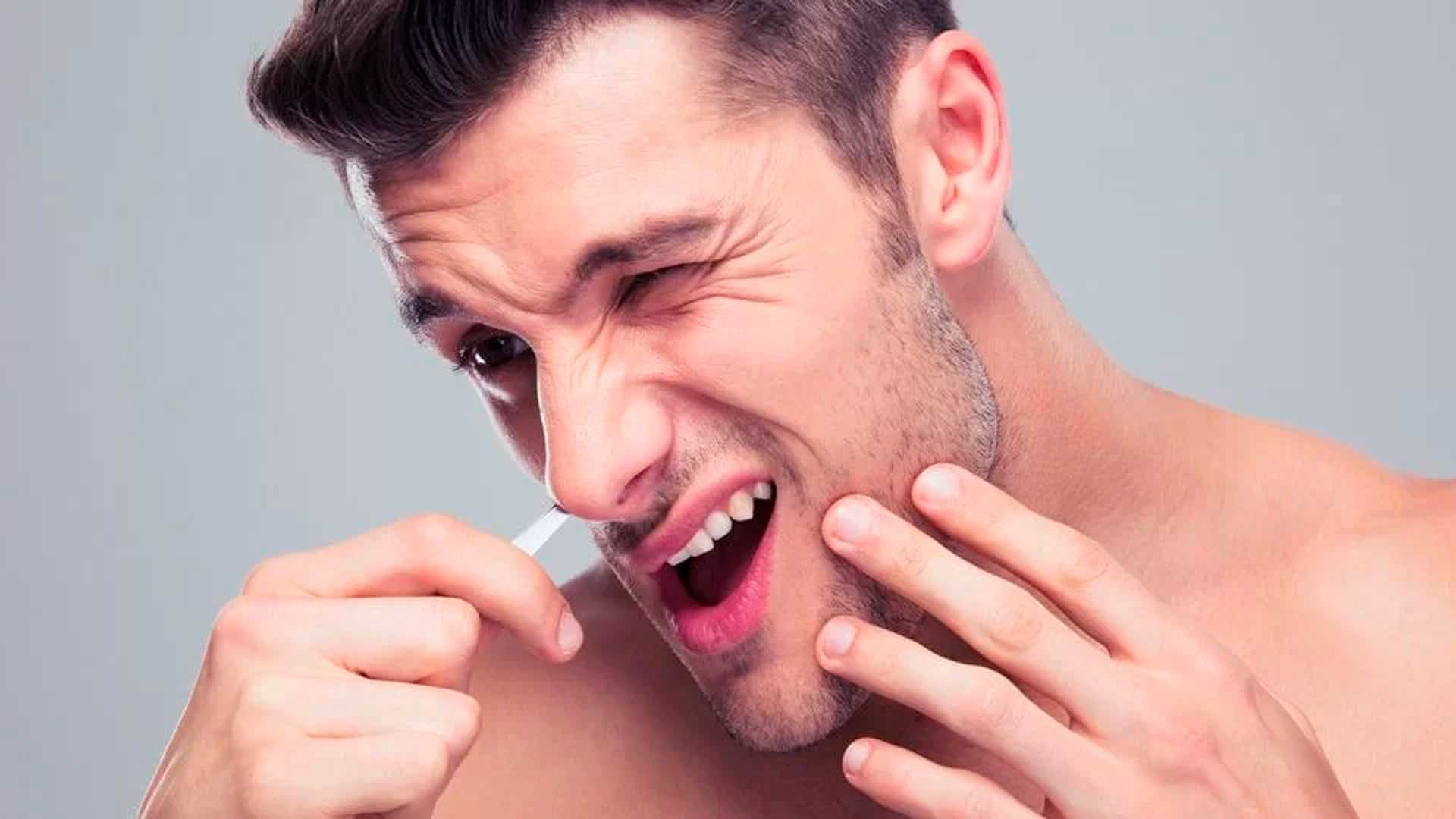 Hombre cortándose los pelos de la nariz - Homme Luxury Barbers
