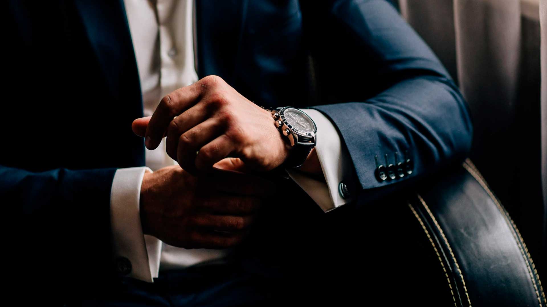 Hombre luciendo reloj en su muñeca izquierda - Homme Luxury Barbers