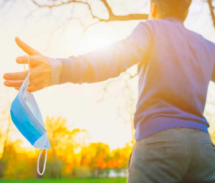 Hombre disfrutando del atardecer en un parque - Homme Luxury Barbers