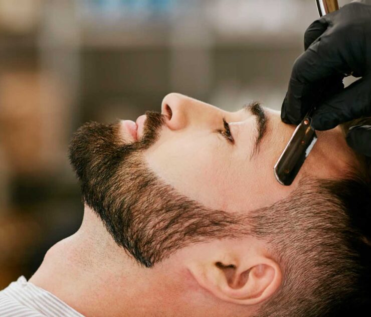 Hombre recortandose el cabello en una barbería - Homme Luxury Barbers