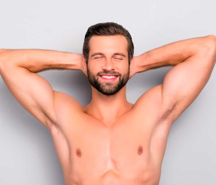 Hombre con su torso desnudo y los brazos apoyados en la cabeza - Homme Luxury Barbers