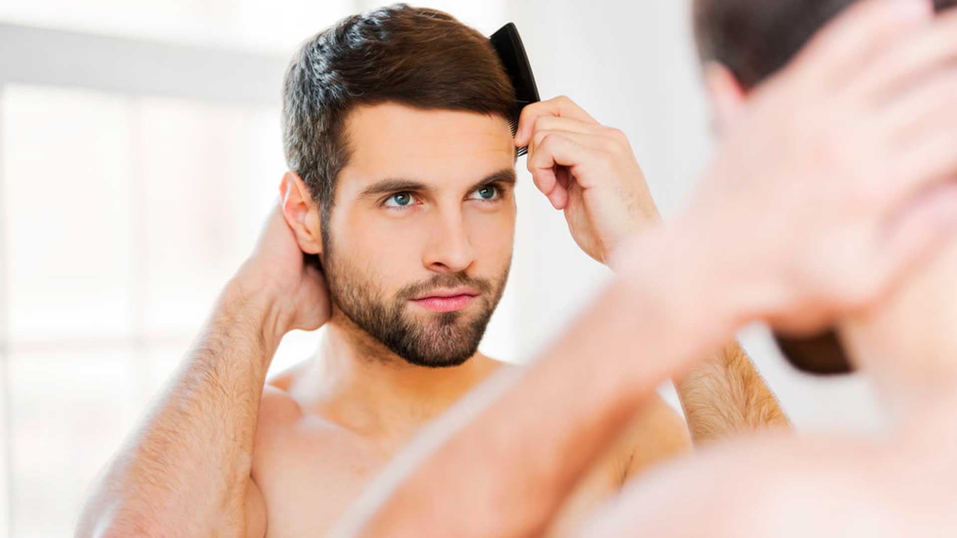 Hombre peinando su cabello - Homme Luxury Babrbers